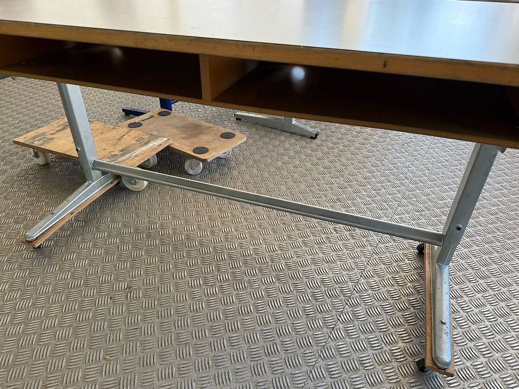 Bureaux: Schreibtisch/Schülerpult – D'occasion à Rumisberg par Kis7 1