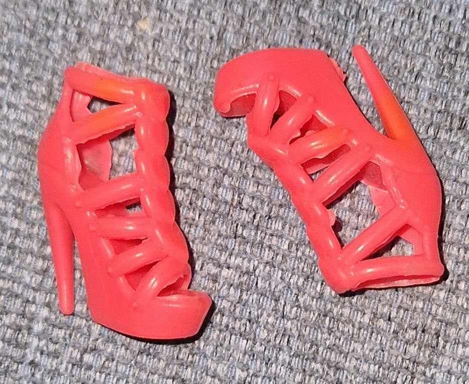 Bambole: chaussures pour Barbie – Usato da Couvet venduto da Pioune