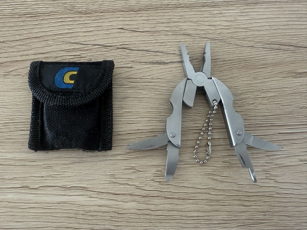 Alle Werkzeuge: Mini Multitool Zange mit Gürteletui & Kette – Gebraucht aus Wettingen von Ni_la_lo