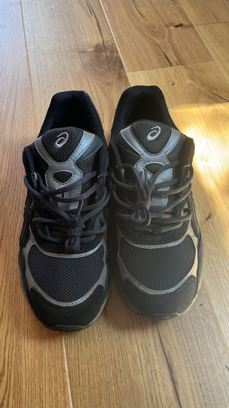 Asics Chaussures hommes: Asics Gel-NYC Graphite Grey/Black Gr.45 – D'occasion à Neuhausen par Rue_Trouvaille
