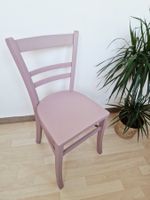 Antiker Stuhl in frischem Design "Re-New"