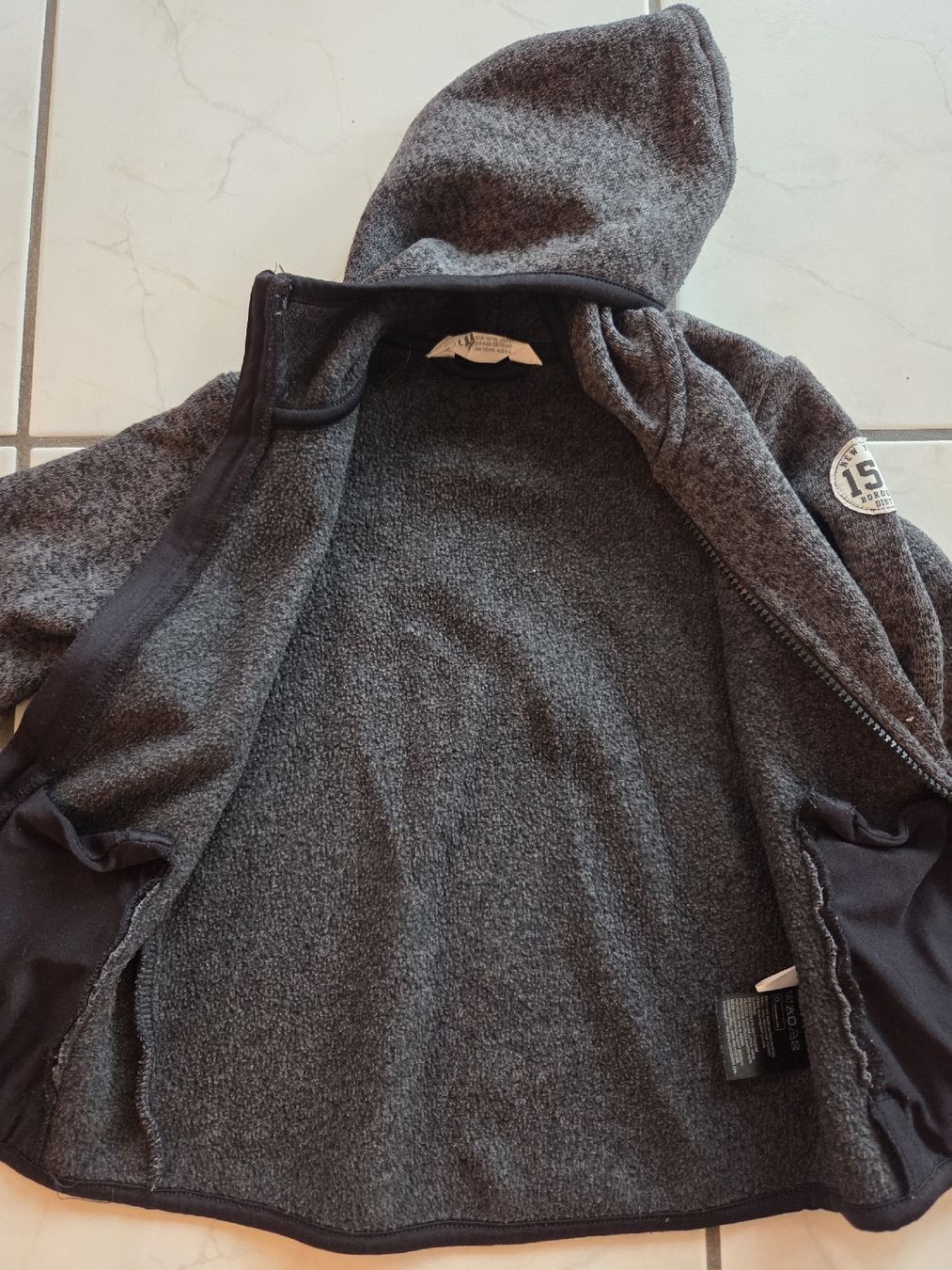 C&A Pulls et sweat-shirts: 2 Kinder Pullover und 1 Jäggli – D'occasion à Worb par Quiet21 3