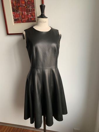 AKRIS: Herrlich swingendes, schwarzes Lederkleid, Gr. 36