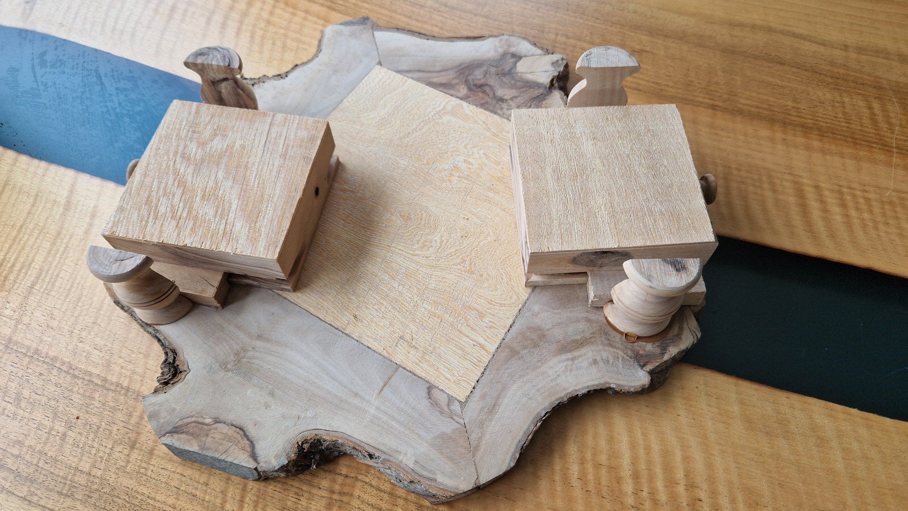 Giochi: Schachbrett mit Figuren aus edlem Holz – Nuovo (secondo la descrizione) da Zürich venduto da MatthiasBruetsch 5