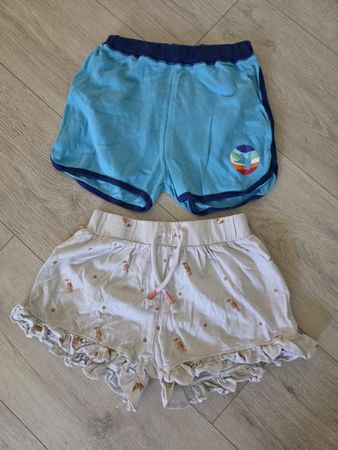 2 kurze Hosen Mädchen Gr 128 134
