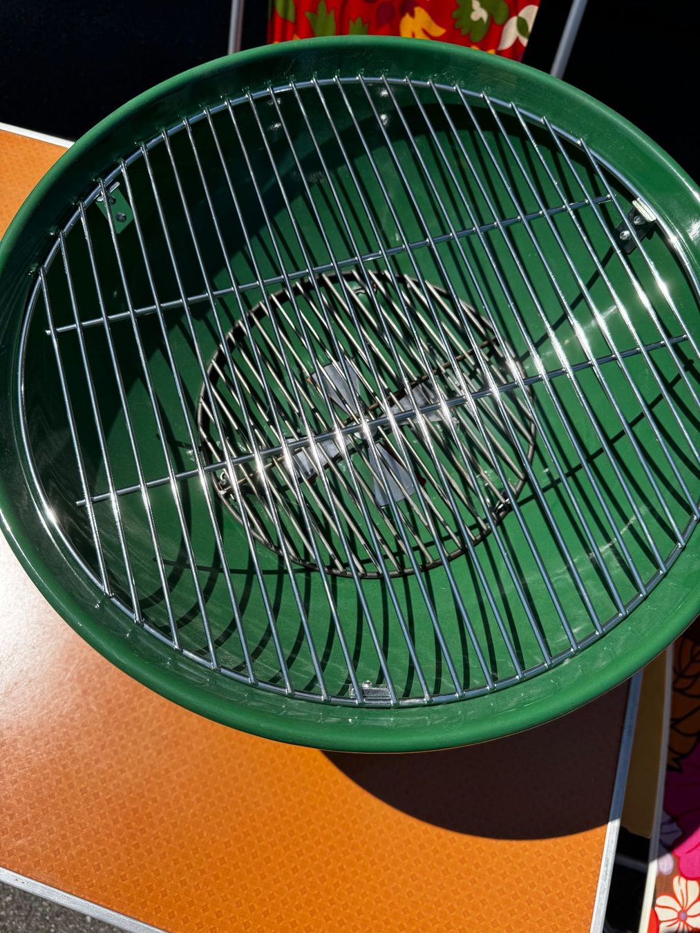 Set di tavolo e panche: RETRO Campingtisch und Klappstühle mit Grill – Usato da Lyss venduto da bue_mx2c 8