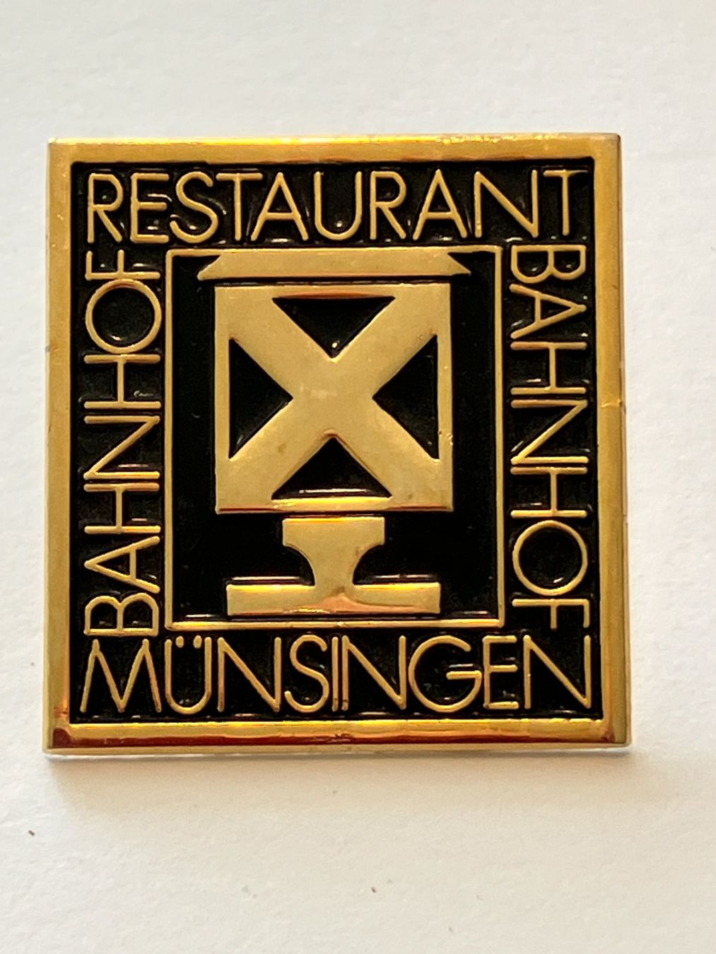 Plaketten & Abzeichen: 1 Pin Restaurant Bahnhof Münsingen – Gebraucht aus Basel von djwwpp