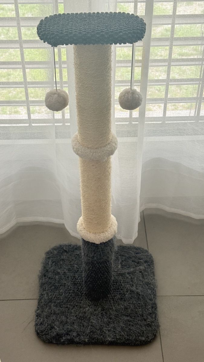 Arbres à chats: Cat Tree Scratching Post with Hanging Toys – D'occasion à Neuhausen par ven_ksf8