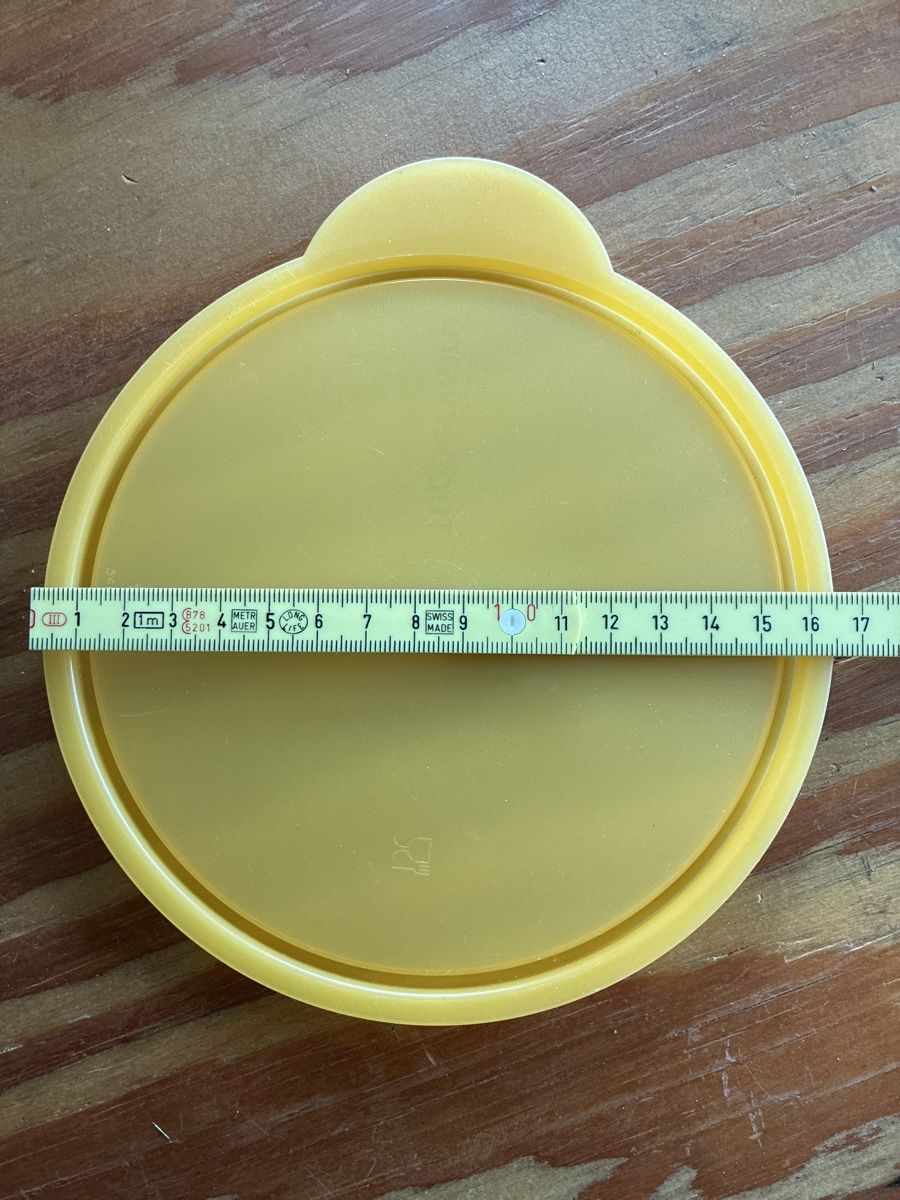 Tupperware Contenitori & Simili: Tupperware Deckel - gelb, rund, neuwertig – Nuovo (secondo la descrizione) da Ebnat-Kappel venduto da ponyhales 2