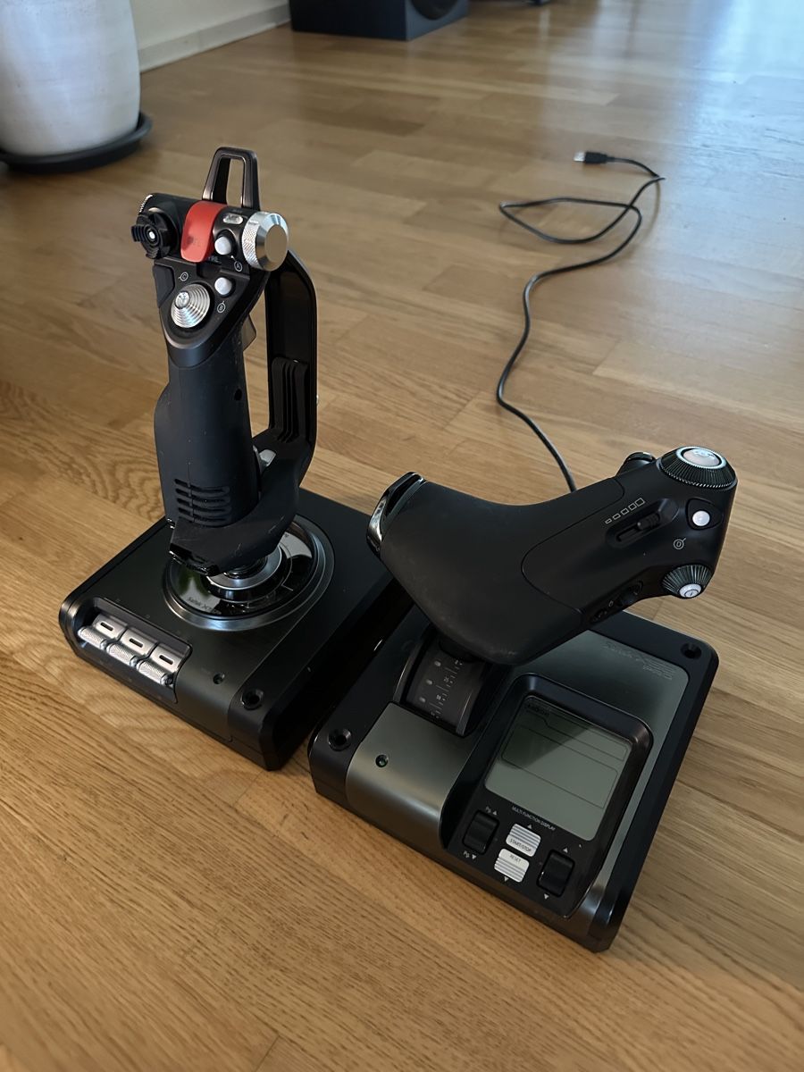 Saitek Controller: Saitek X52 Flight Control System PC (Joystick + Throttle) – Neu (gemäss Beschreibung) aus Liestal von m_60n1 1