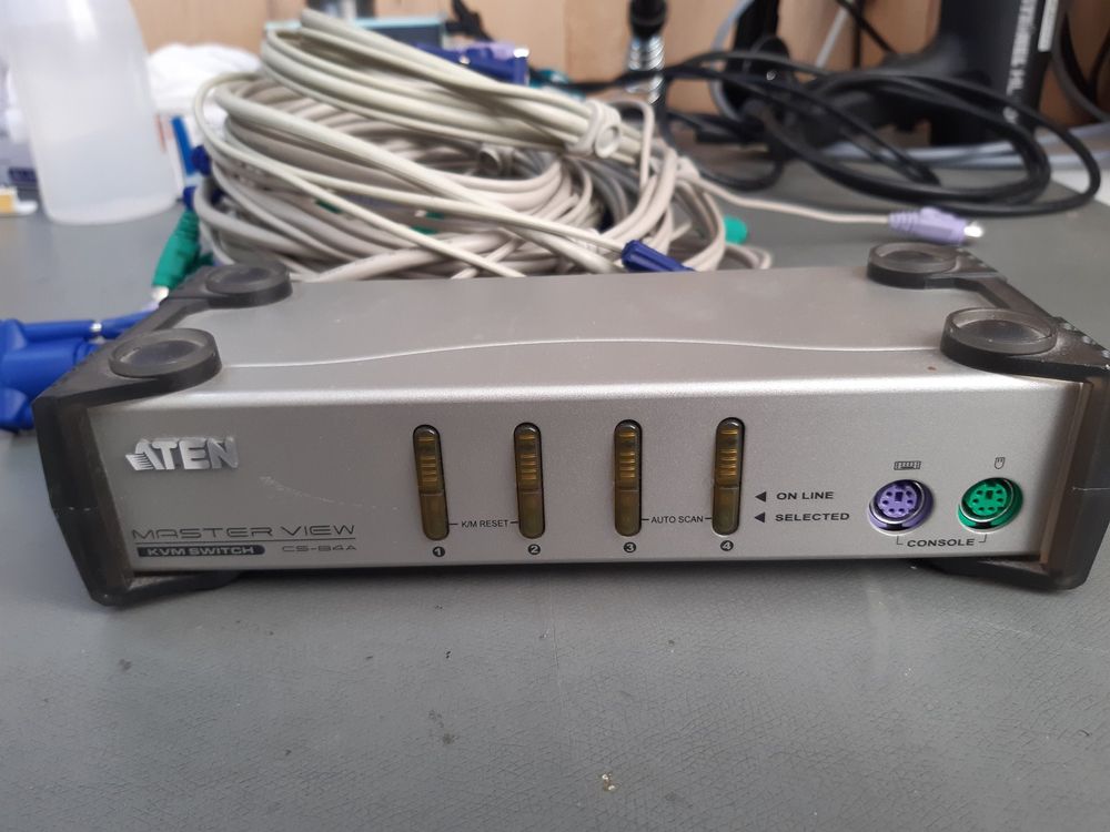 4-Port-PS/2-VGA-KVM-Switch (Gebraucht) in Davos Dorf für CHF 5 – mit ...
