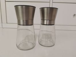 2x Gewürzmühlen, Chromstahl, Glas, Inhalt ca. 1.5DL