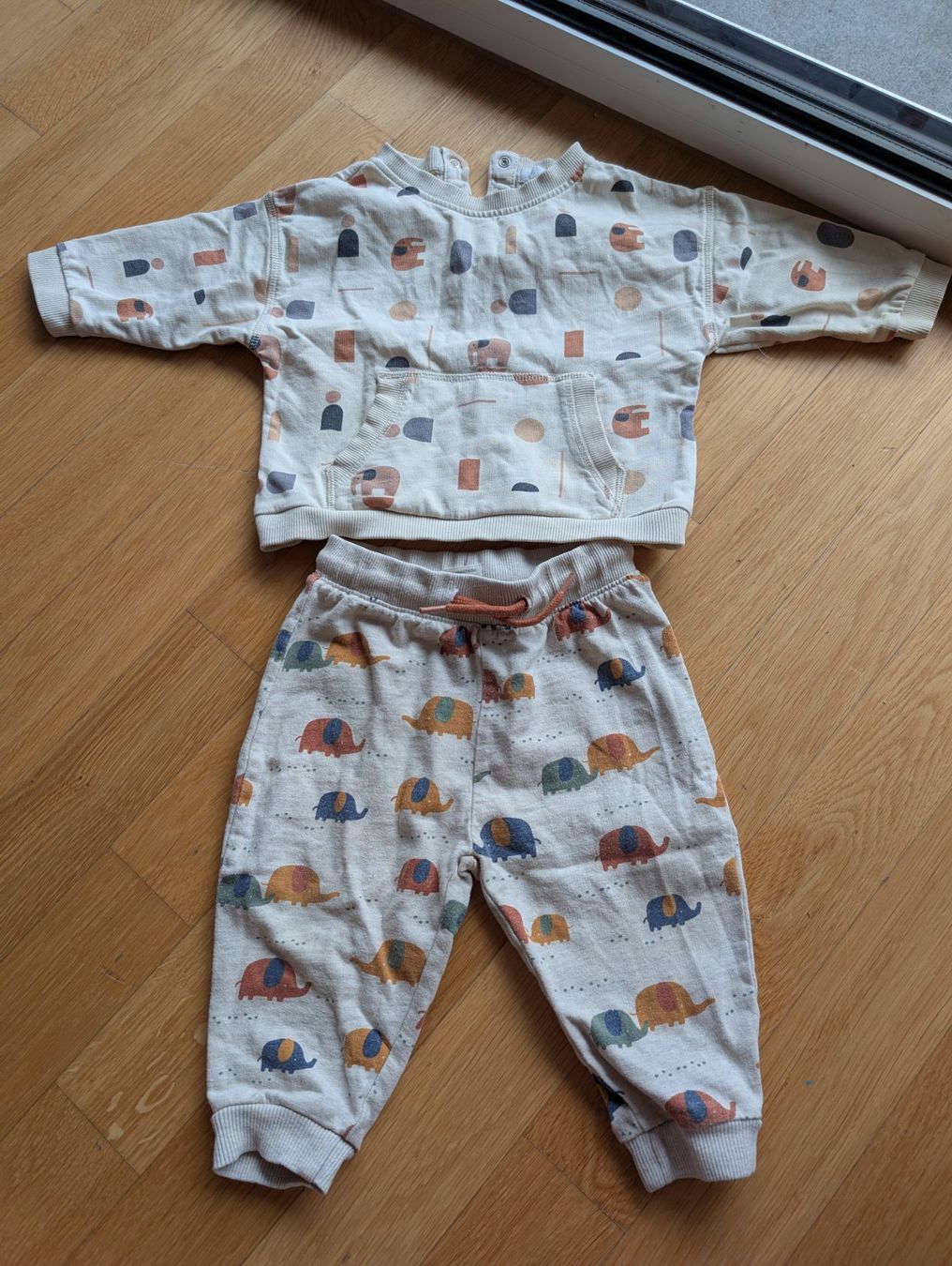 Babyanzüge: Elefanten Pulli und Hose, Gr 74 – Gebraucht aus Zug von sunshinestateofmind