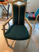 2 gepolsterte Armlehnstühle