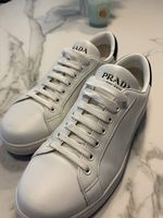 Vendo sneakers Prada, taglia 42, praticamente nuove.