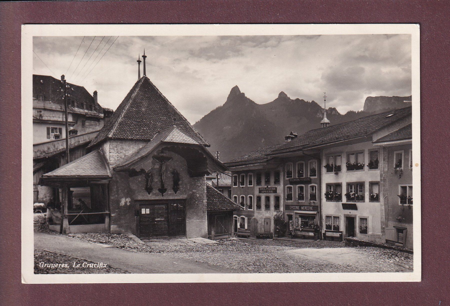 Cartoline postali: GRUYERES - Le Crucifix – Usato da Pully venduto da nicecards