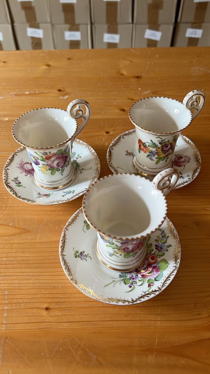 Tasses: 3 Tassen mit Untertassen Blumenmuster – D'occasion à Fischenthal par luc_82dg