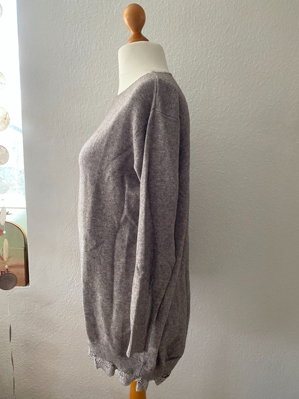Maglioni & Felpe: kuscheliger Long Strickpulli mit Spitzenborte in Gr. S/M – Usato da Stetten SH venduto da bijoux18 3