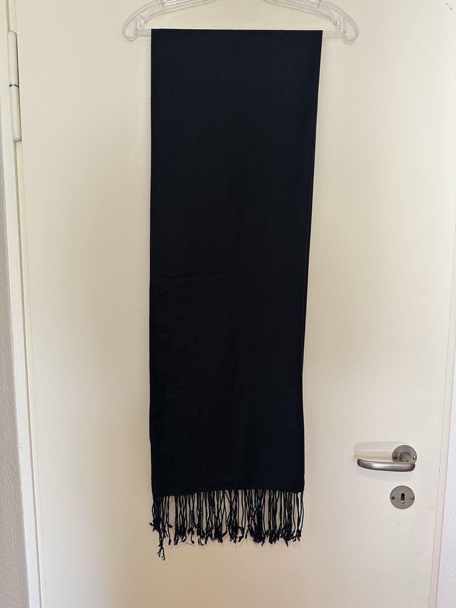 Codello Foulards & écharpes: Codello Schal schwarz mit Fransen gebraucht mit Defekt – D'occasion à Uster par sus_s85n