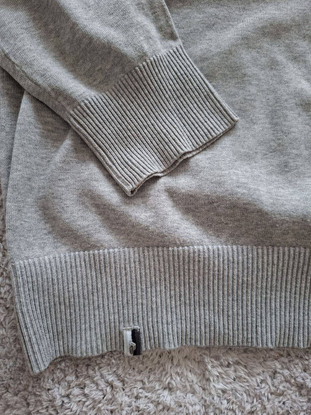 Peak Performance Maglioni & Felpe: Pull V-neck Peak Performance Gris Taille S bon état – Usato da Renens VD venduto da ser_j2fn 2