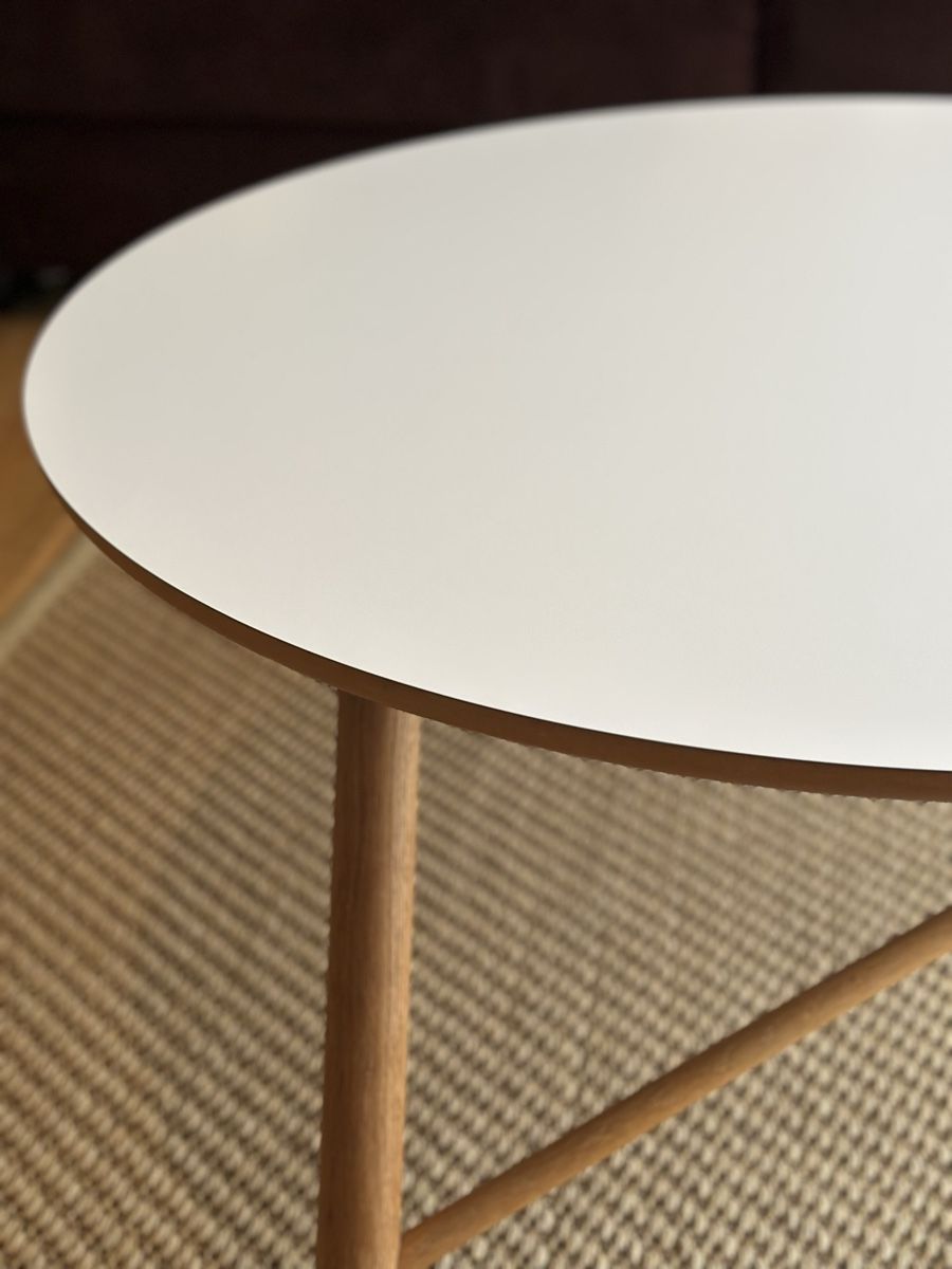 Tische: Coffee table white round wood legs good condition – Neu (gemäss Beschreibung) aus Wädenswil von puh_n8wy 1
