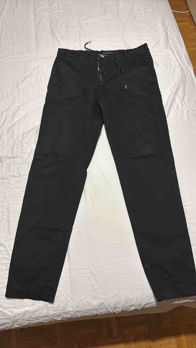 Pantaloni: Pantalon noir taille 42 bon état – Usato da GENÈVE venduto da Gaasss