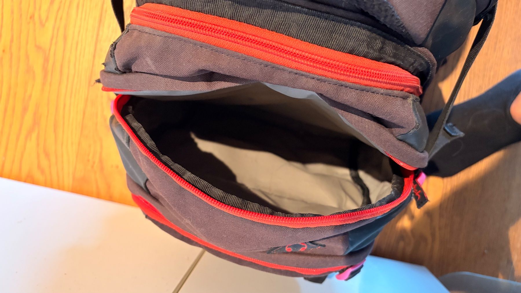 Satch Borse & Zaini: Rucksack Satch schwarz / rot – Usato da Jona venduto da Foesi0 2