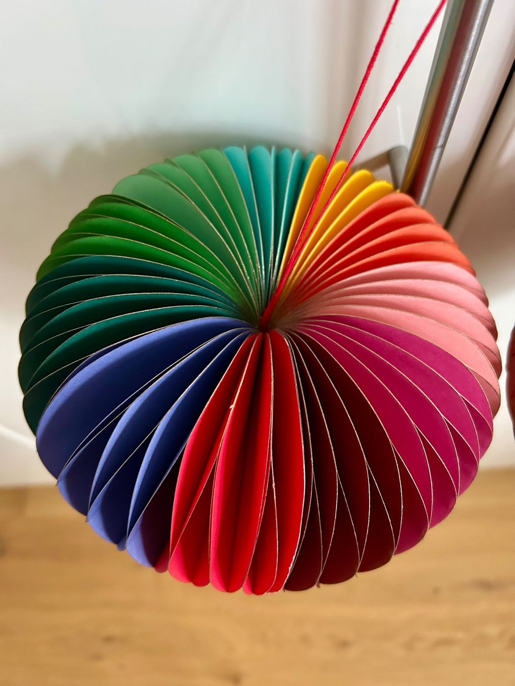 Tutte le decorazioni: 2 Papier-Deko-Kugeln Regenbogenfarben mit Magnet – Nuovo (secondo la descrizione) da Henggart venduto da Struppi021 2