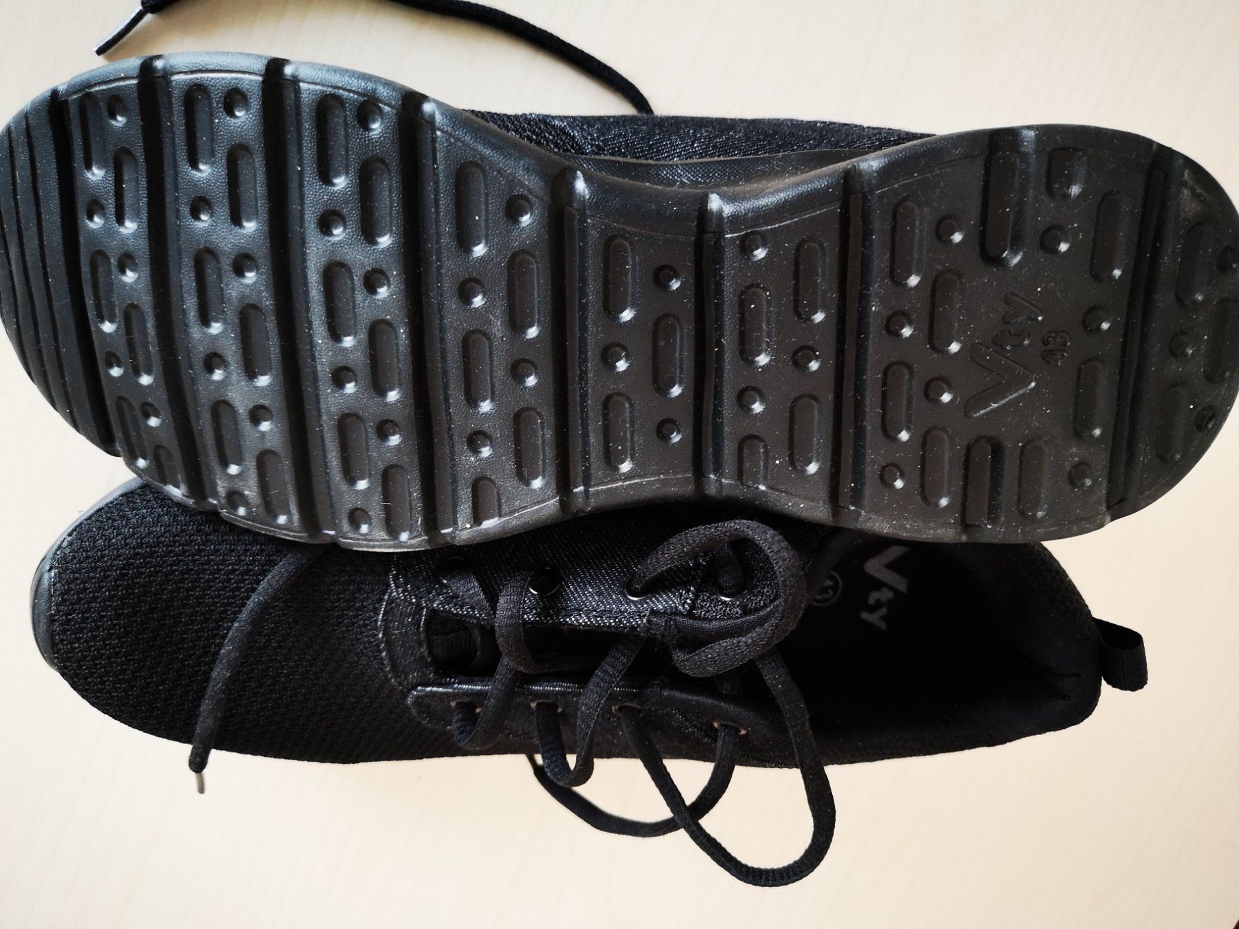 Herrenschuhe: Neuwertige leichte schwarze Schuhe Gr. 43 – Gebraucht aus Arth von Africa44 4