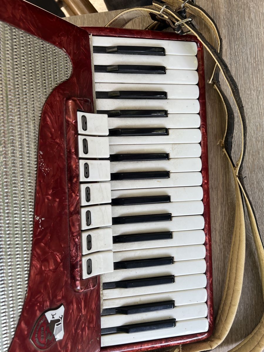 Victoria Musikinstrumente: Accordéon Victoria II rouge  – Gebraucht aus Estavayer le lac von D00o 5