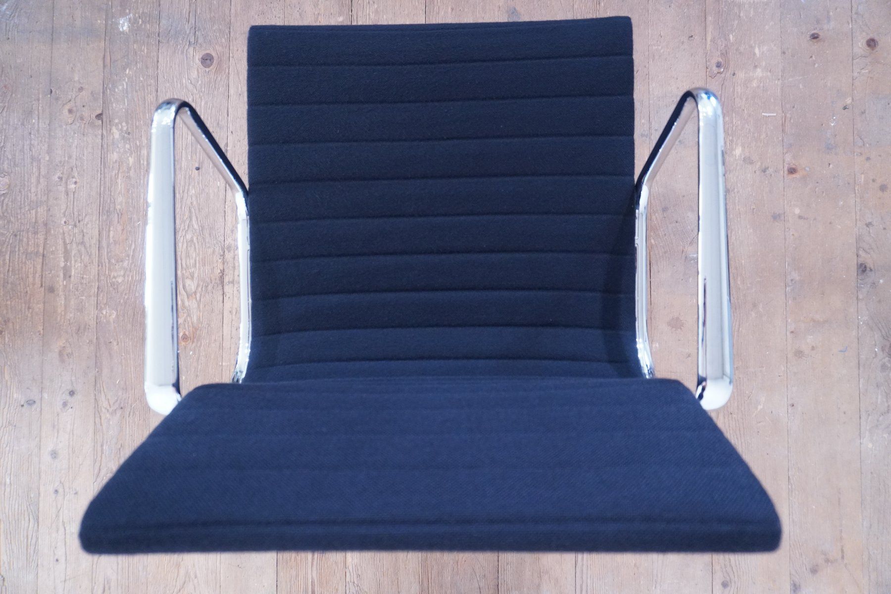Vitra Sedie: Vitra Eames Alu Chair EA117 Hopsak nero – Usato da Bad Zurzach venduto da QLASSIQ 5