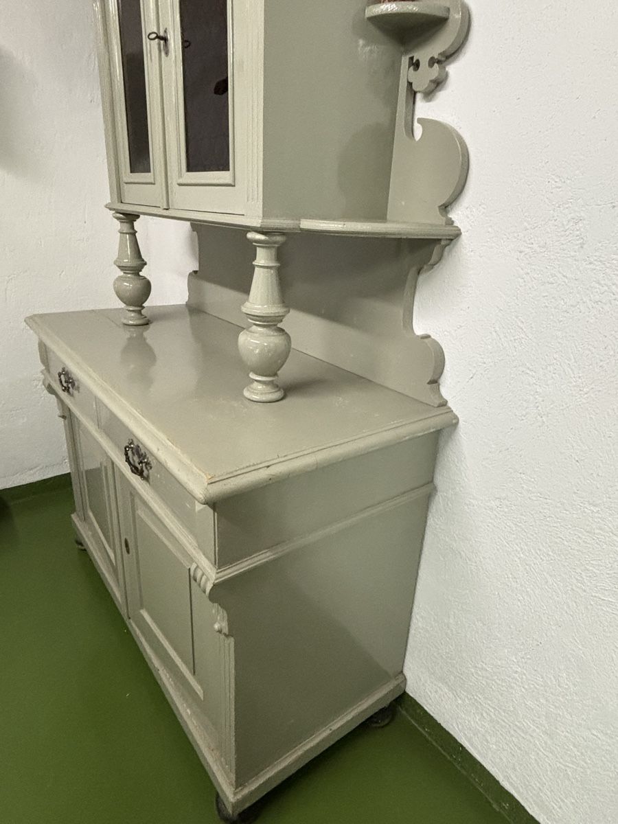 Credenze: Echter antiker Buffetschrank (Küchenbuffet, Vitrine) – Usato da Flims Waldhaus venduto da Fiona70