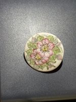 Spilla anni ‘50 con fiori dipinti a mano su porcellana