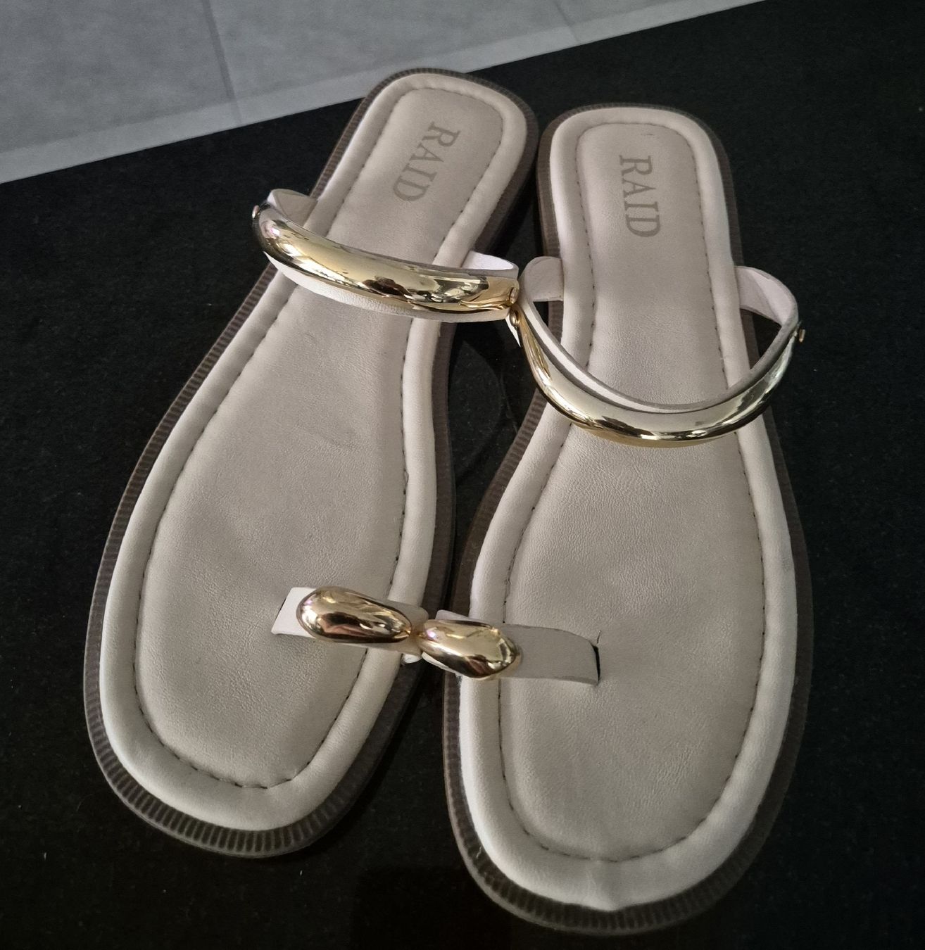 Chaussures femmes: sandales bijoux blanche 37 /38 – Neuf (Voir description) à Sion par nat_xz7y 2