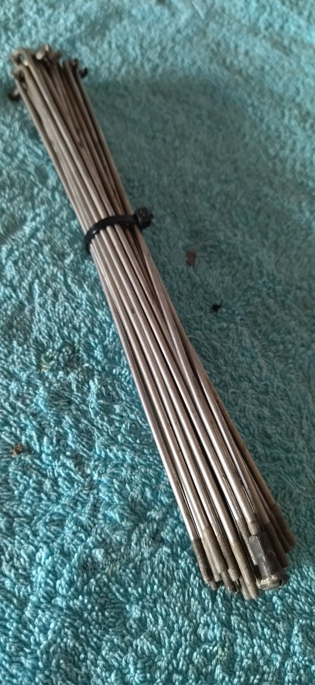 Parti ricambio per ciclomotori: Töffli Speichen 2.6 x 215mm Inox – Usato da Fahrni b. Thun venduto da Bergers_occasionen 2