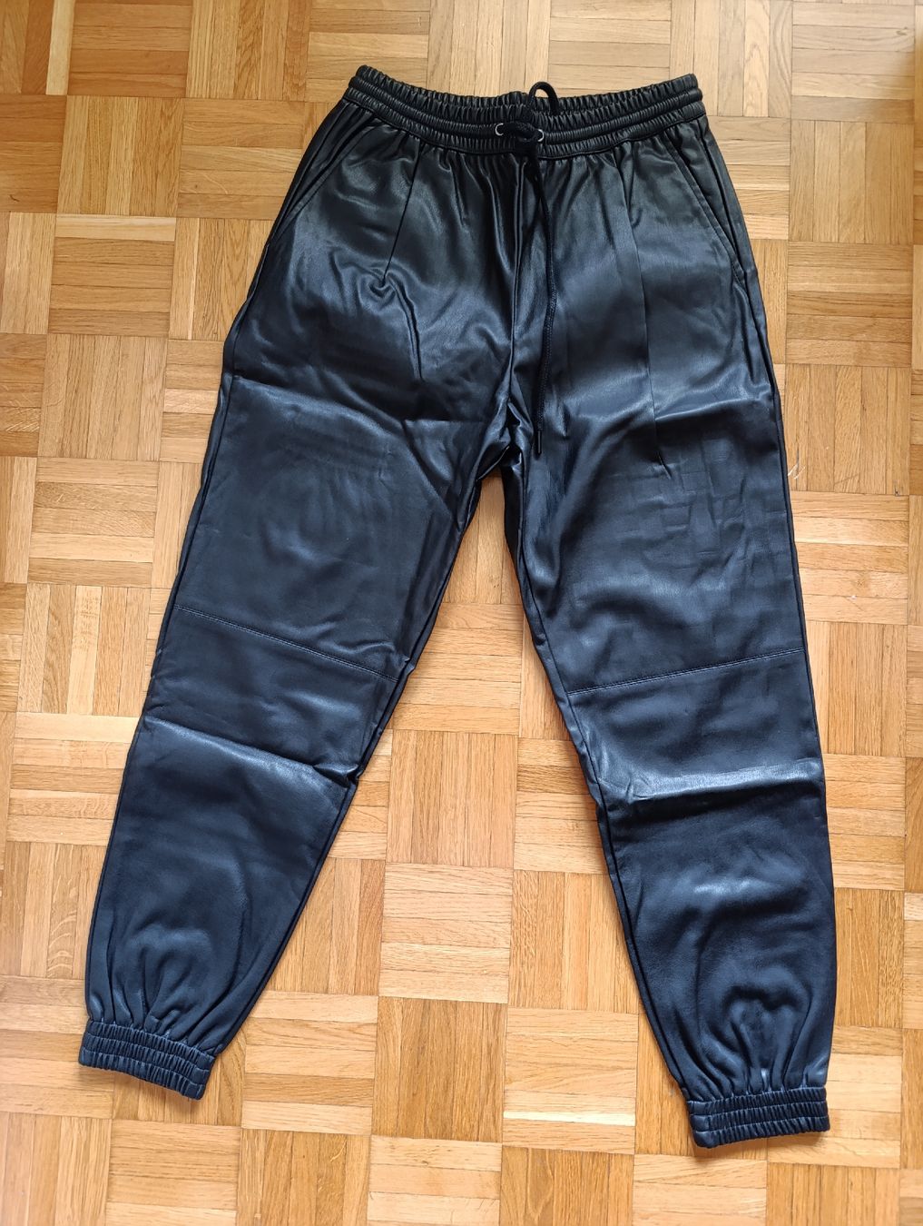Zara Pantaloni: Latex gefütterte Hose Gr S – Nuovo (secondo la descrizione) da Waltenschwil venduto da Bodensee84