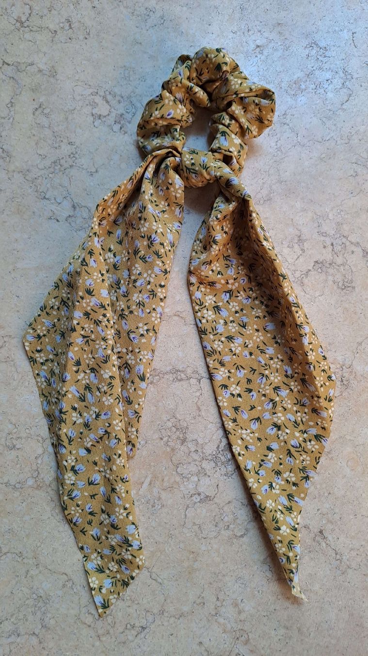 Haarschmuck: Chouchou fleuri jaune avec rubans – Neu (gemäss Beschreibung) aus Rolle von Loutre84