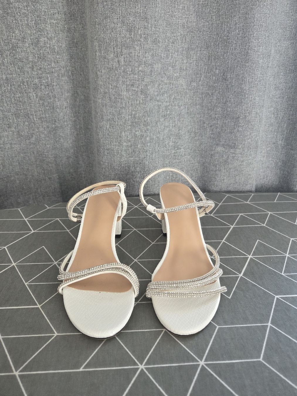 Damenschuhe: Sandalen weiss Grösse 37 mit Schmucksteinen – Gebraucht aus Alterswil FR von Agape07 1
