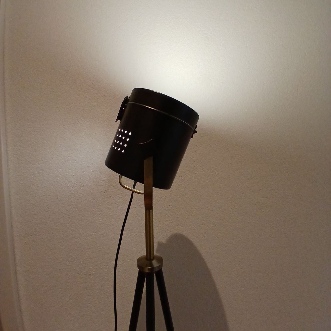 Lampen: Industrielle Stehlampe Dreibein/ Metall – Gebraucht aus Stettlen von FelizW 2