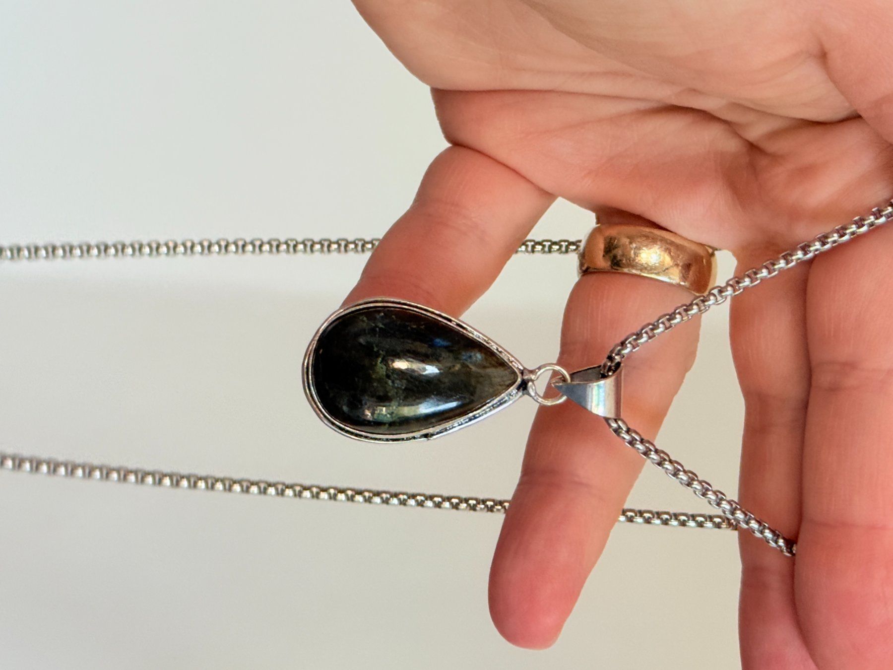 Catenine: Collier vintage avec pendentif pierre Labradorite – Nuovo e nell'imballaggio originale da Genève venduto da AWWA 2