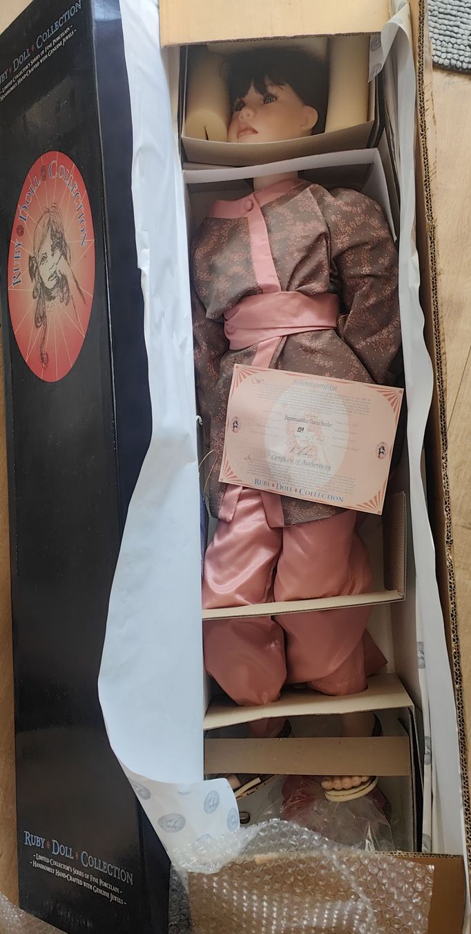 Puppen: Ruby Doll Porzellan,Collection Puppe mit Kimono, orginalverp – Neu (gemäss Beschreibung) aus Wetzikon ZH von SparrowJack111 1