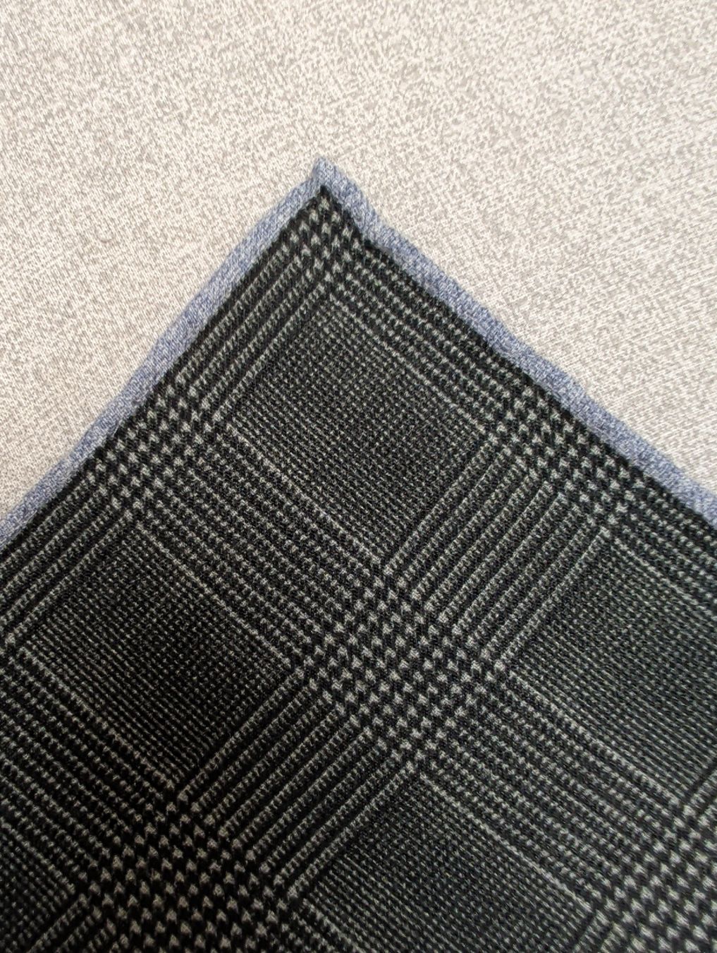 Eleventy Completi: Eleventy Platin Collection, Einstecktuch, Neu, Wolle – Nuovo e nell'imballaggio originale da Zürich venduto da rom_zh