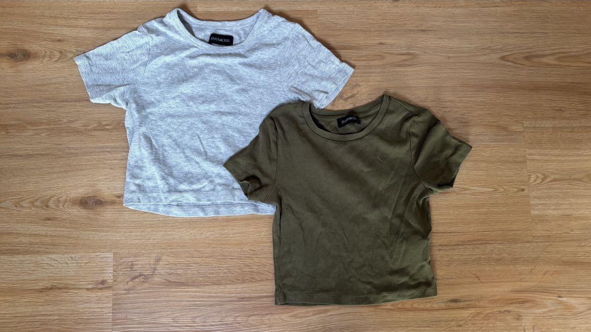 Kleiderpakete: Zwei Croptops  – Gebraucht aus Roggwil BE von R..