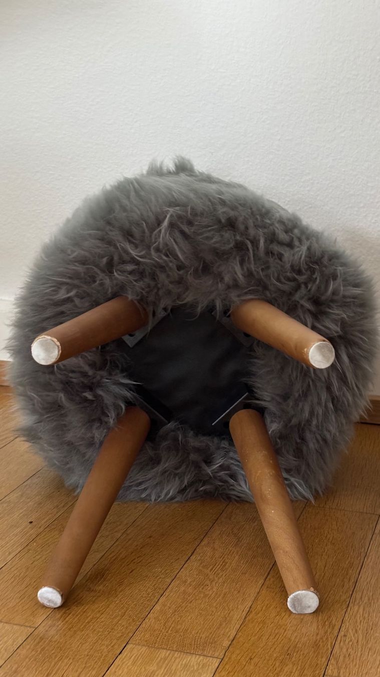 Sgabelli: Hocker aus Schafsfell in grau mit Holzbeinen – Usato da Zürich venduto da jas_5mwh 3