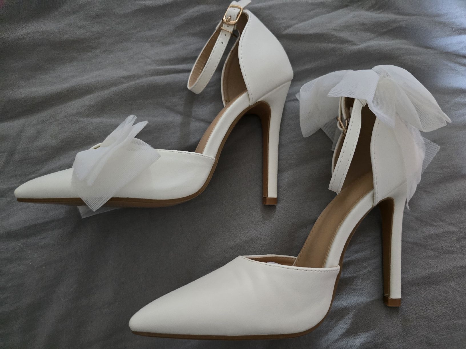 Scarpe da donna: Weisse High Heels mit Schleife, unbenutzt – Nuovo (secondo la descrizione) da Effingen venduto da coc_7c9b