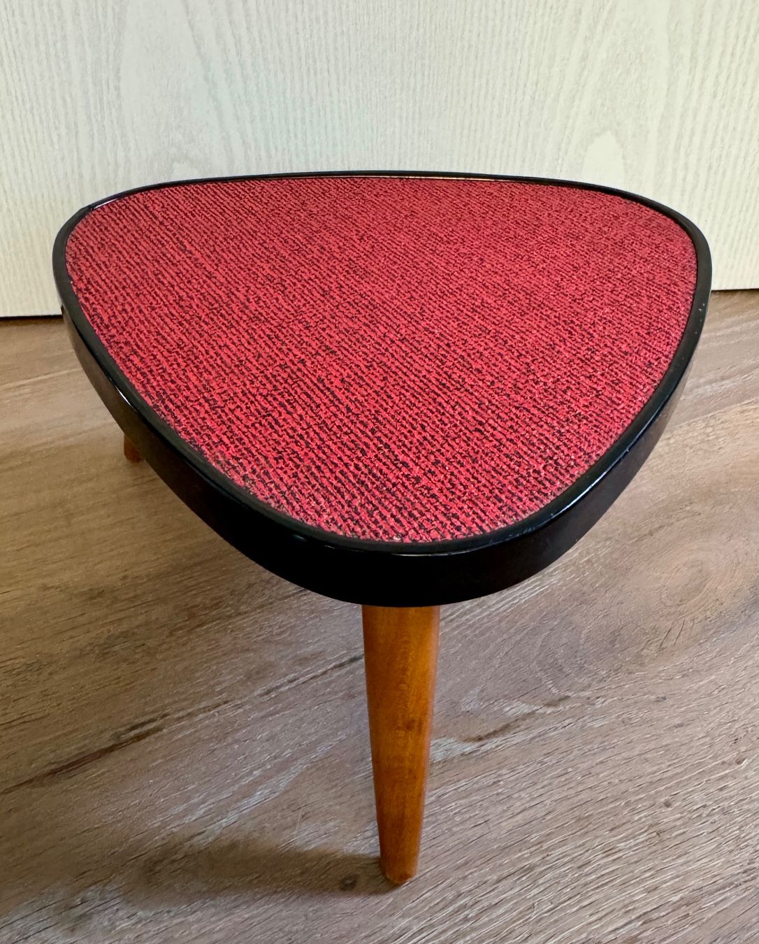 Sgabelli: Alter Blumenhocker Pflanzenhocker 50er rot – Usato da Rothrist venduto da Luckywinner 2