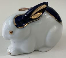 Lapin en porcelaine peinte oreille bleu et papillon