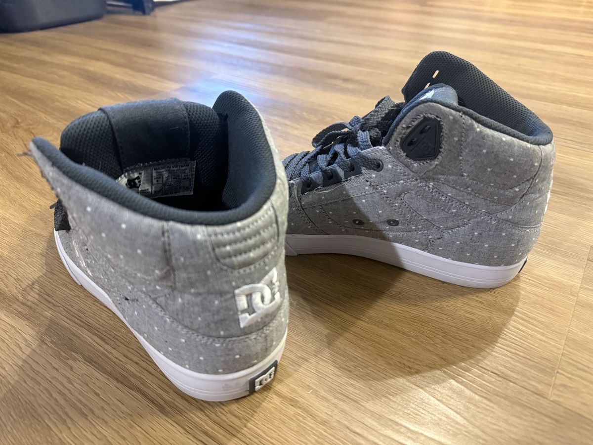 Scarpe da donna: DC Damenschuhe Gr. 40.5 Grau/Weiss – Usato da Widnau venduto da sae_6kf6 2
