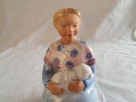 Vintage Keramik Figur Mädchen mit Schaf / Lamm–Handsigniert