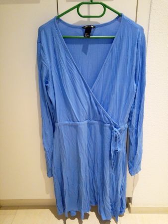 Hellblaues Wickelkleid, in Grösse L